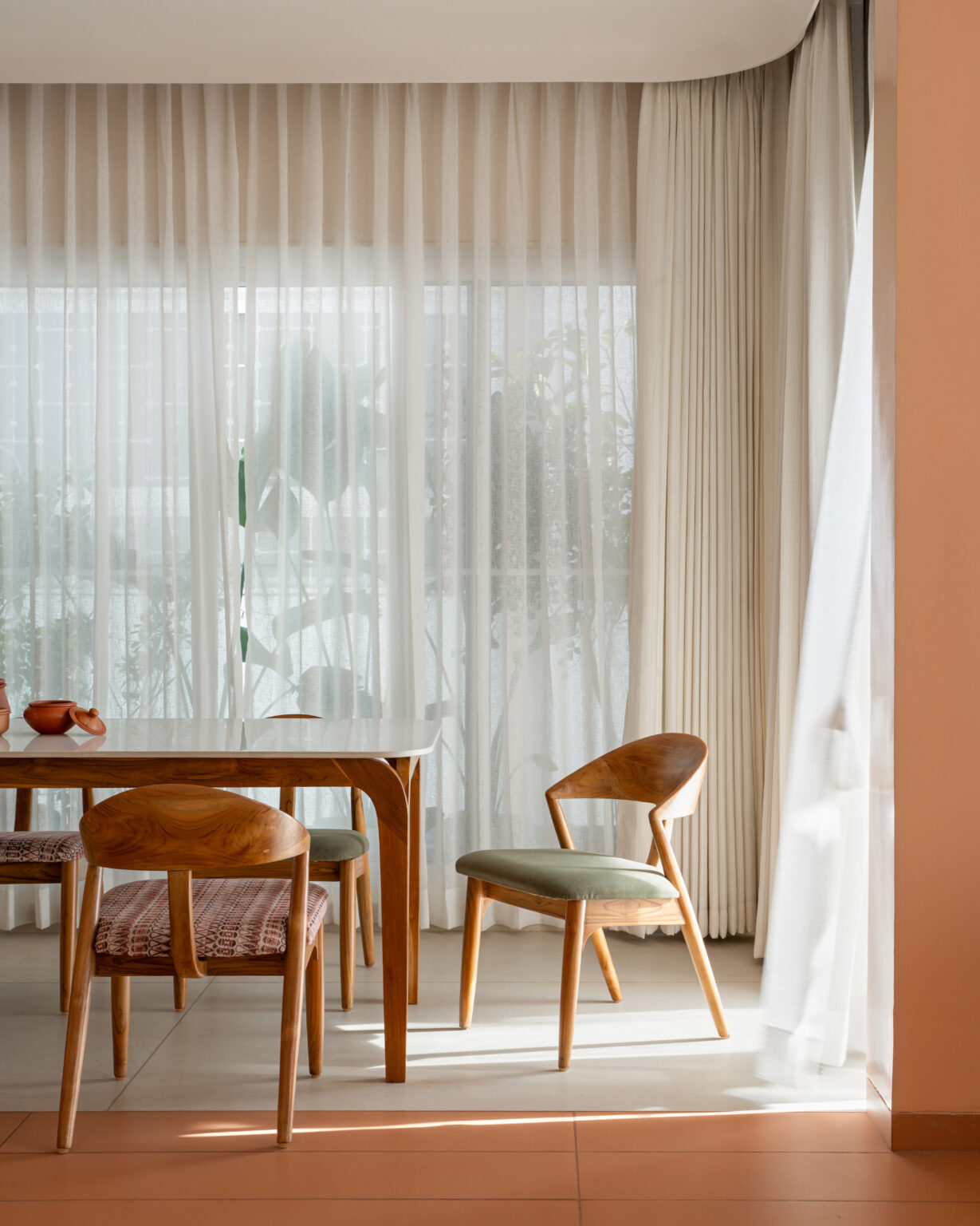 Minimalist Interior Design Ideas for Modern Homes | Sparc Design - Wide-Reaching Minimalist Multi-Material Interior Design